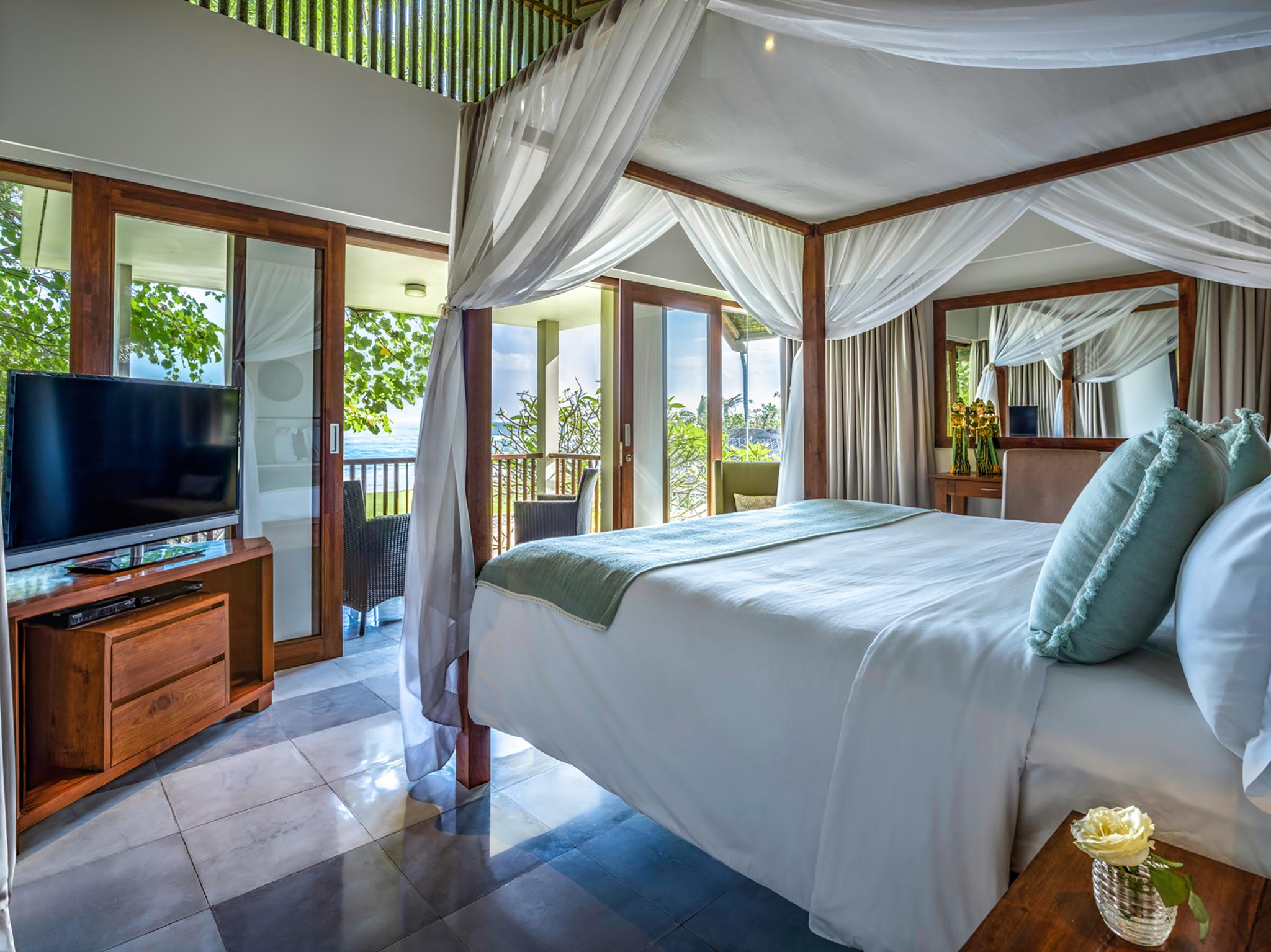 6 Bedrooms Seseh Beach Villa4